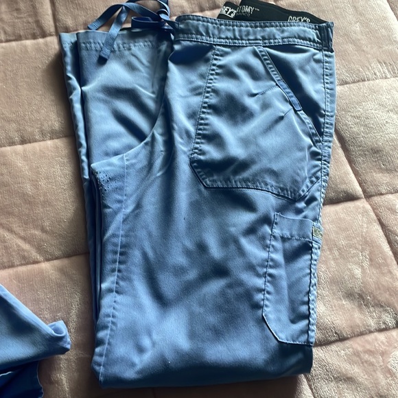 Grey anatomy scrubs - Picture 3 of 4